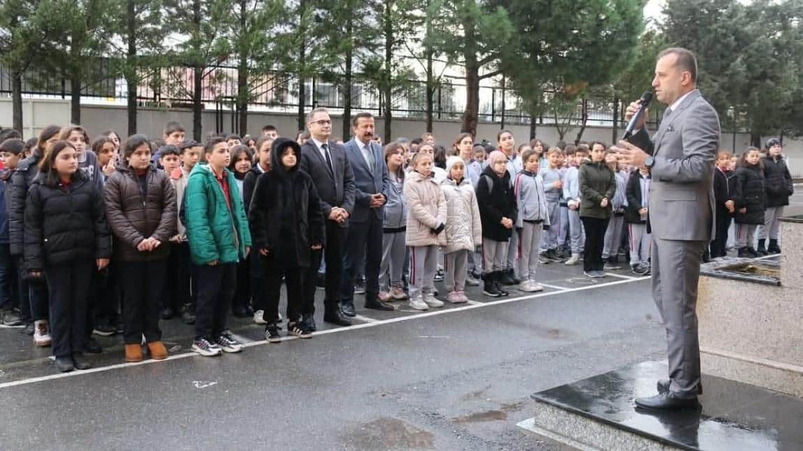 Tuzla İlçe Milli Eğitim Müdürümüz Sayın Metin ÇANGIR ile Şube Müdürümüz Aykut BEŞİROĞLU bugün bayrak töreninde bizimle birlikteydiler.